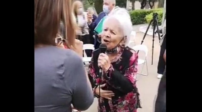 Συγκλόνισε η Μαίρη Λίντα – Πήρε το μικρόφωνο και τραγούδησε Μανώλη Χιώτη στο Γηροκομείο Αθηνών (βίντεο)