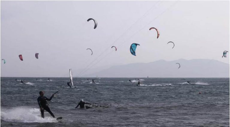 Συναγερμός στο Λιμεναρχείο Ραφήνας για χειριστή kite surf στην Αρτέμιδα!