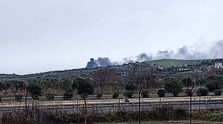 Έκτακτο: Φωτιά στο λόφο απέναντι από το αεροδρόμιο στα Σπάτα! (φωτό)