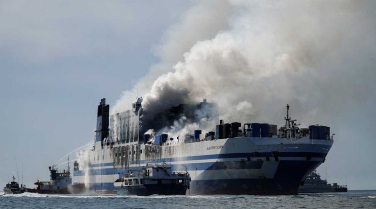Φωτιά σε πλοίο: Τέλος οι έρευνες για απόψε – Αγωνία για τους αγνοούμενους