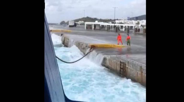 Τήνος: Τεράστιο κύμα «καταπίνει» ανθρώπους στο λιμάνι! (βίντεο)