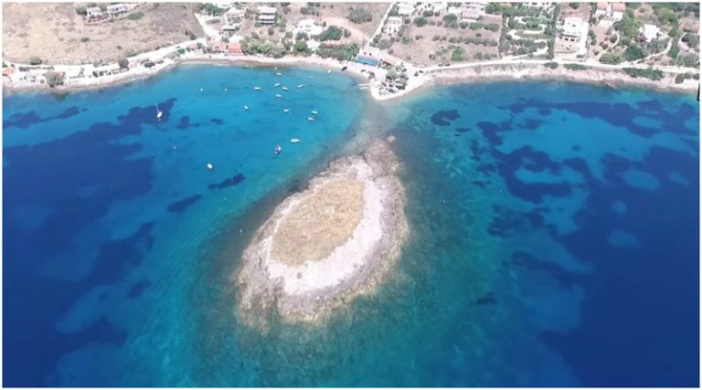 Ανατολική Αττική:  Η παραλία με το σμαραγδένιο μάτι, τα 3 λιμανάκια & την μεγάλη ιστορία (βίντεο)