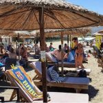 «Απλησίαστες» οι τιμές στις ξαπλώστρες στις οργανωμένες παραλίες της Ανατολικής Αττικής!