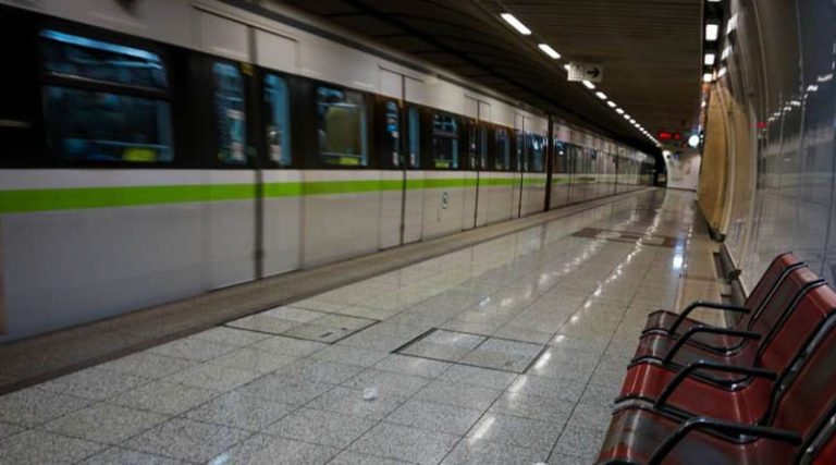 Απεγκλωβίστηκε άνδρας από τις ράγες του μετρό – Μεταφέρθηκε σε σοβαρή κατάσταση στο νοσοκομείο