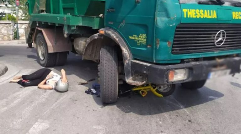 Παραλίγο τραγωδία: Φορτηγό έσερνε 59χρονη κάτω από τις ρόδες! (φωτό)