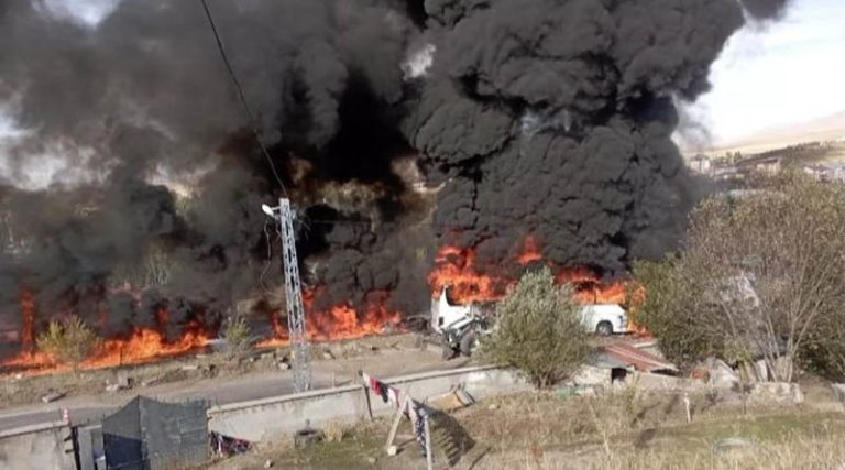 Τουλάχιστον επτά νεκροί σε σύγκρουση λεωφορείου με δύο φορτηγά στην Τουρκία! (φωτό & βίντεο)