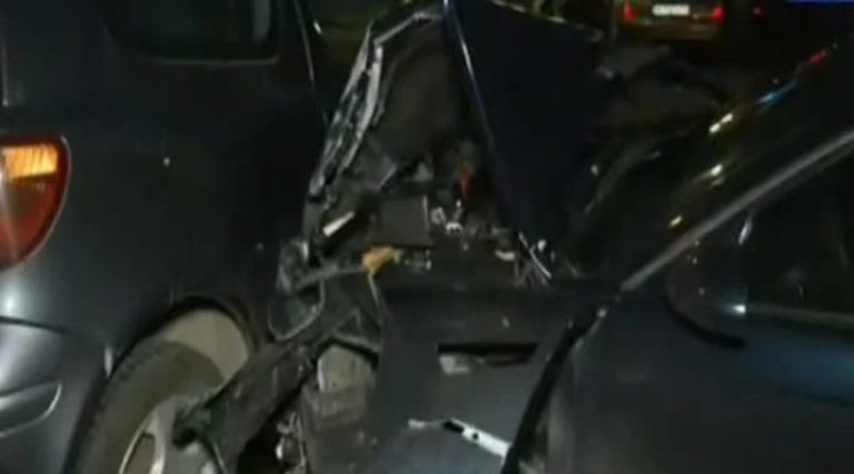 Απίστευτο τροχαίο! Αυτοκίνητο έπεσε πάνω σε 6 οχήματα – Ο οδηγός το κλείδωσε κι έφυγε! (φωτό & βίντεο)