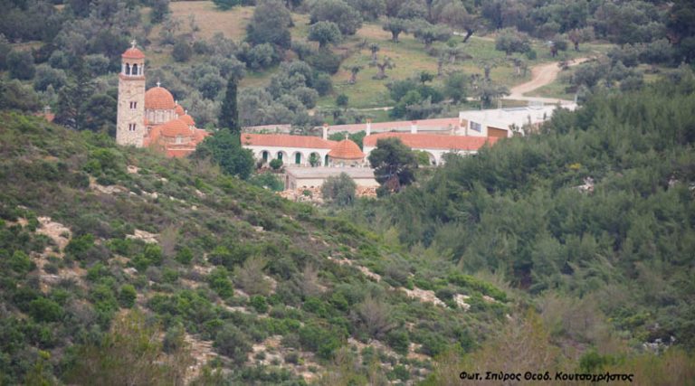 Φωτιά: Μεγάλη μάχη για να σωθεί το μοναστήρι του Αγίου Εφραίμ στη Νέα Μάκρη