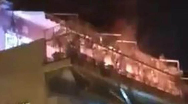 Άναψαν πυροτεχνήματα στο μπαλκόνι και «λαμπάδιασαν» την τέντα τους! (φωτό & βίντεο)