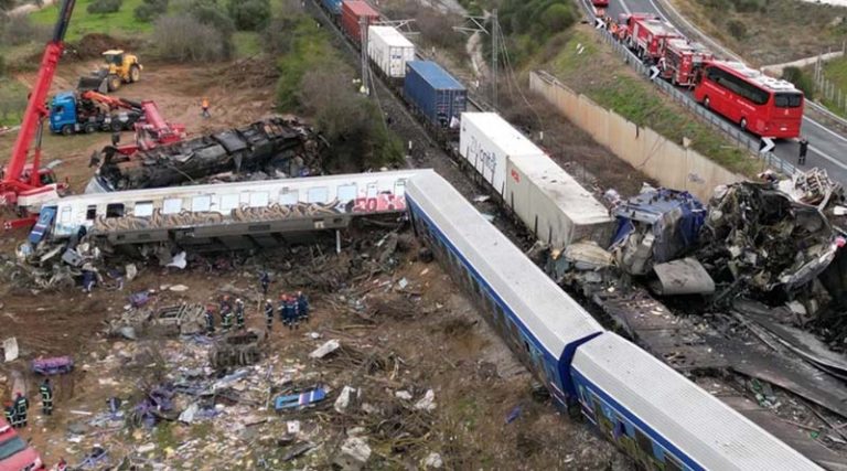 «Αυτό θα είναι δικαίωση» – Τι λένε οι τρεις κόρες του μηχανοδηγού για το σιδηροδρομικό δυστύχημα στα Τέμπη