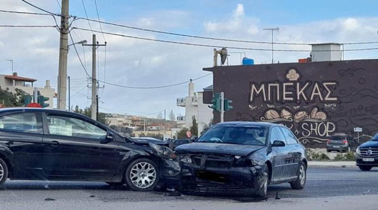 Αρτέμιδα: Σοκάρουν οι εικόνες από την μετωπική σύγκρουση αυτοκινήτων στο φανάρι του “Γέγου” (φωτό)