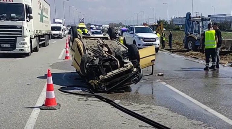 Αυτοκίνητο ντελαπάρισε και έπεσε πάνω σε βαν σήμανσης! (φωτό & βίντεο)