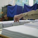Αντί για την κάλπη, συγγενής της Λατινοπούλου έβαλε το ψηφοδέλτιο του κόμματός της στην… τσέπη!