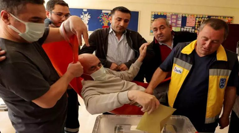 Τουρκία: Απίστευτες εικόνες – Μετέφεραν ασθενείς από τα νοσοκομεία για να ψηφίσουν!