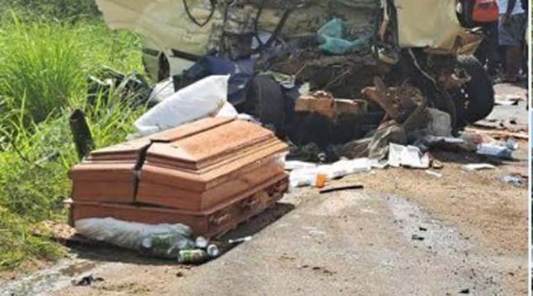 Σοκαριστικό τροχαίο με 16 νεκρούς – Σκοτώθηκαν ενώ μετέφεραν τη σορό συγγενή τους για την κηδεία