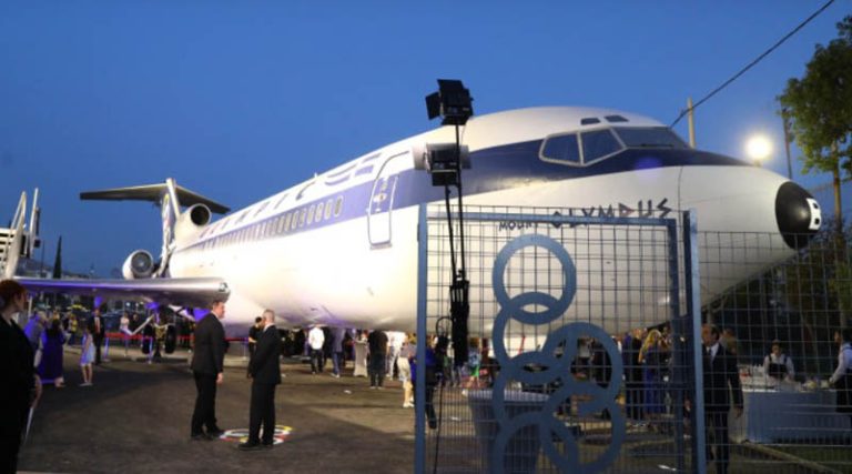 Το θρυλικό Boeing 727 της Ολυμπιακής «προσγειώθηκε» στη Λ. Βουλιαγμένης!