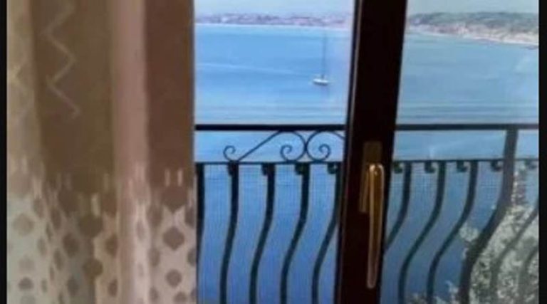 Σοκ με αυτό που αντίκρυσε τουρίστρια που νόμιζε ότι νοίκιασε δωμάτιο με.. θέα θάλασσα!   (βίντεο)
