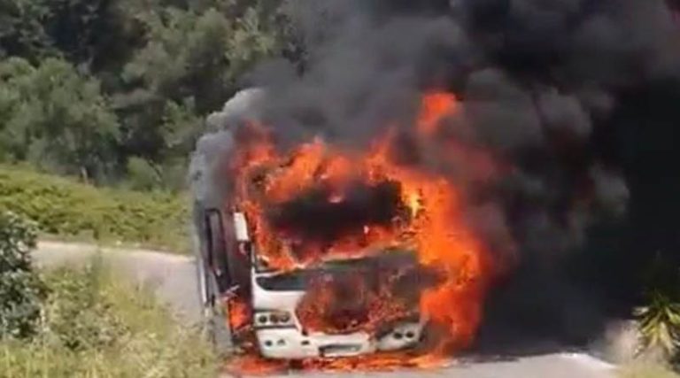 “Στάχτη” τουριστικό λεωφορείο που τυλίχθηκε στις φλόγες! (φωτό & βίντεο)