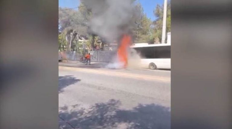 Η στιγμή που τουριστικό λεωφορείο τυλίχθηκε στις φλόγες! (βίντεο)