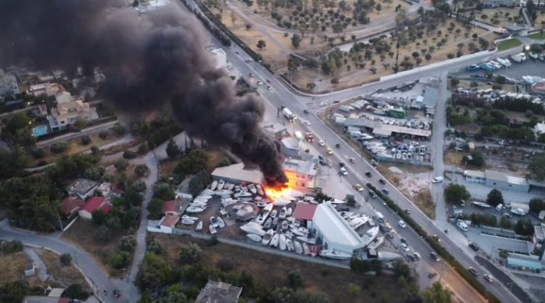 Βίντεο drone από την φωτιά σε πάρκινγκ σκαφών στη Λεωφόρο Βάρης Κορωπίου!
