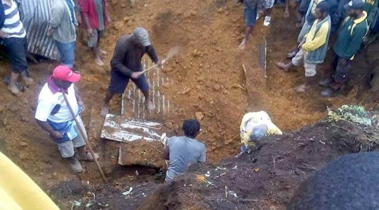 Ανείπωτη τραγωδία: Πάνω από 2.000 άνθρωποι θάφτηκαν ζωντανοί στις φονικές κατολισθήσεις στην Παπούα Νέα Γουινέα!