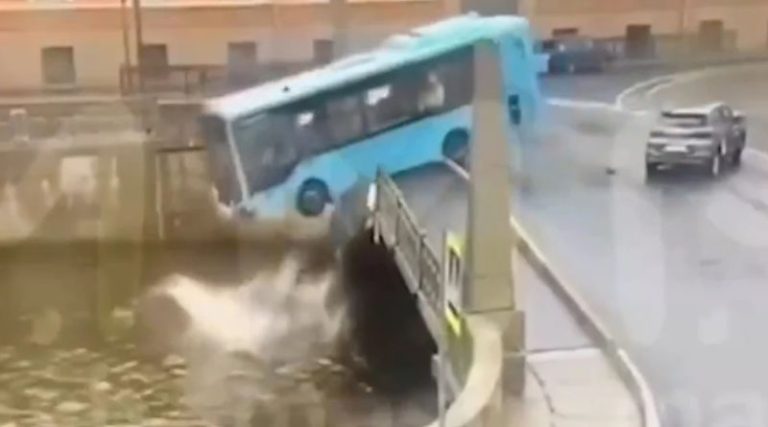 Λεωφορείο έπεσε σε ποτάμι στην Αγία Πετρούπολη – Αγωνία για τους επιβάτες! (βίντεο)