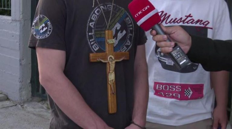 Viral ο μαθητής που πήγε να δώσει πανελλήνιες με αυτόν τον τεράστιο σταυρό στον λαιμό! (βίντεο)