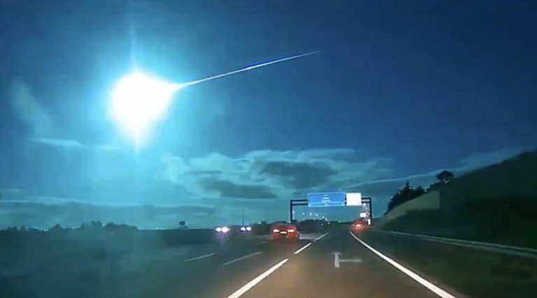 Μετεωρίτης διέσχισε τον ουρανό το βράδυ του Σαββάτου – Εντυπωσιακό βίντεο