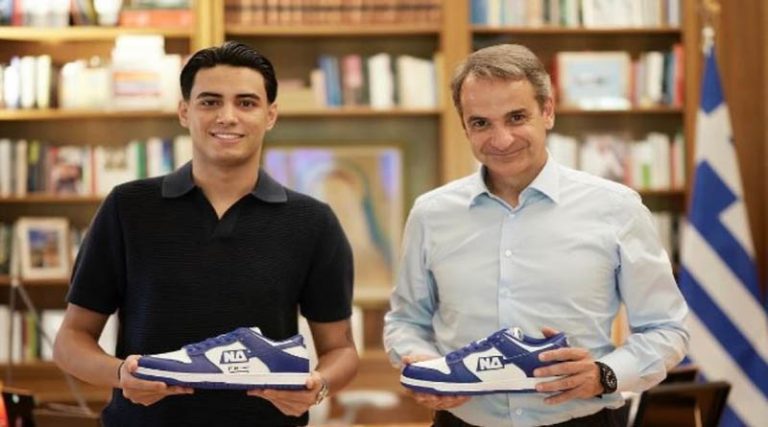 Ποιος είναι ο 20χρονος πίσω από τα παπούτσια “Νέα Δημοκρατία”