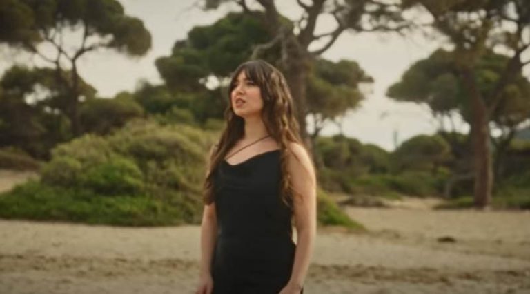 Μαραθώνας: Στον Σχινιά τα γυρίσματα του βίντεο κλιπ του νέου τραγουδιού της Νικόλ Σαραβάκου (βίντεο)