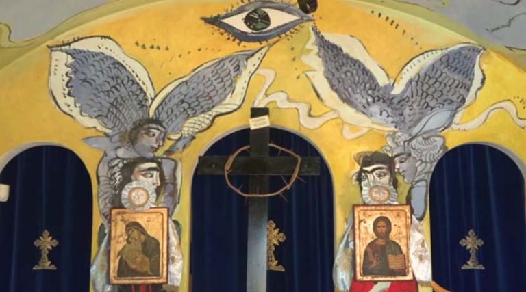 Παλαιά Φώκαια: Μέσα στο  εκκλησάκι που εικονογράφησε ο Μυταράς και που “έκλεισε” με εντολή του Μητροπολίτη Μεσογαίας & Λαυρεωτικής (βίντεο)