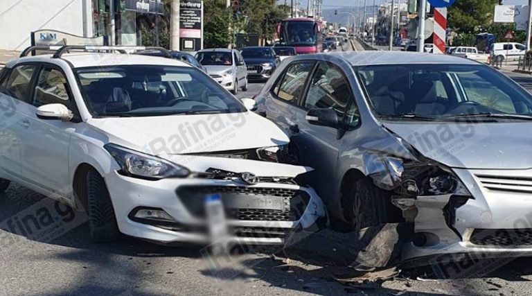Νέα Μάκρη: Οι πρώτες εικόνες από το τροχαίο στη Λ. Μαραθώνος – Σμπαράλια δύο αυτοκίνητα! (φωτό)