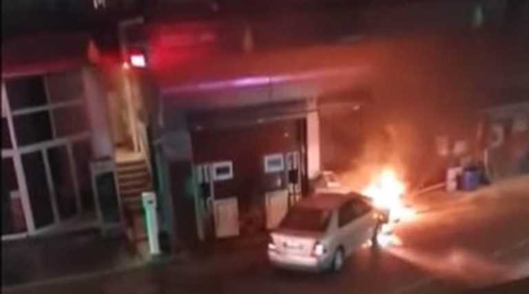 Αυτοκίνητο «καρφώθηκε» σε αντλία βενζινάδικου! (φωτό & βίντεο)
