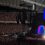 Ποιος είναι ο Έλληνας τραγουδιστής που καθήλωσε το κοινό στη συναυλία των Coldplay