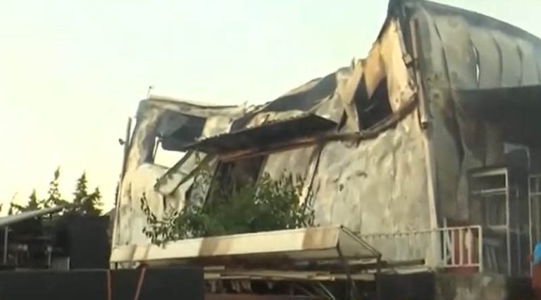 Μαρκόπουλο: Μεγάλη φωτιά σε αποθήκη με σκηνικά – Καταστράφηκε ολοσχερώς! (βίντεο)