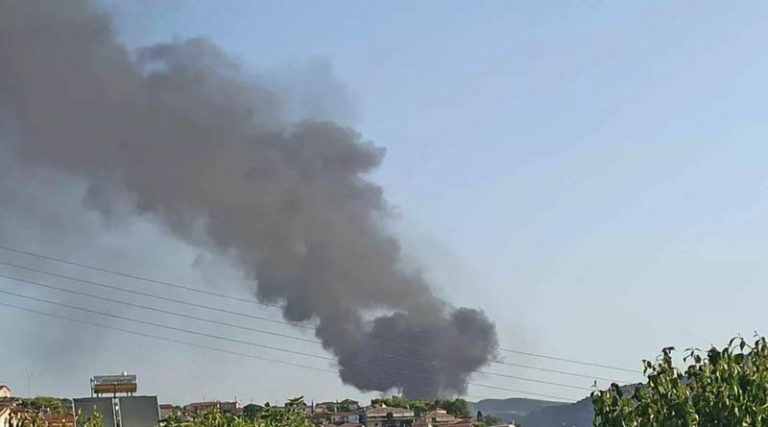 Φωτιά και εκρήξεις σε εργοστάσιο στο Αγρίνιο – Πληροφορίες για νεκρό και τραυματίες