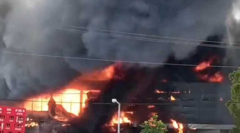 Εικόνες αποκάλυψης από τη μεγάλη φωτιά σε εργοστάσιο στην Κηφισιά! (φωτό & βίντεο)