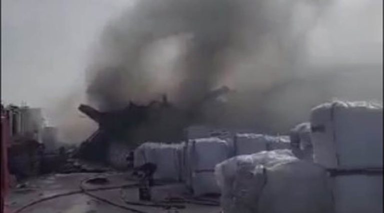 Η Πολιτική Προστασία Ραφήνας Πικερμίου στην κατάσβεση της φωτιάς στο εργοστάσιο στην Κηφισιά – Ανησυχία για το τοξικό νέφος! (φωτό & βίντεο)
