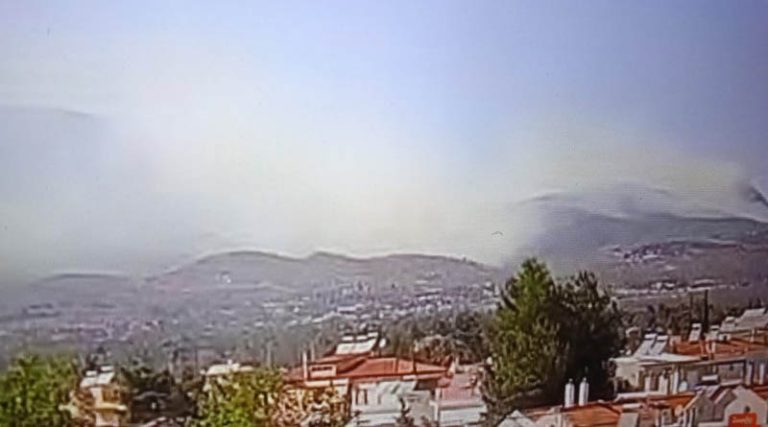 Φωτιά στο Κατσιμίδι: «Οι ριπές του ανέμου ξεπερνούν τα 100 χλμ την ώρα» – Κατευθύνονται προς Βαρυμπόμπη οι φλόγες