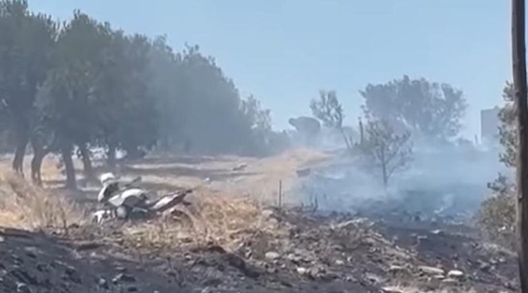 Φωτιά στην Κερατέα: Αστυνομικοί της Ομάδας ΔΙΑΣ σβήνουν φωτιά σε σπίτι ηλικιωμένων! (βίντεο)