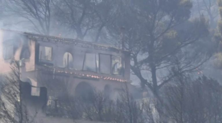 Φωτιά στη Κερατέα: 52 απεγκλωβισμοί από την ΕΛ.ΑΣ. – Τιτάνια μάχη της Πυροσβεστικής – 4 διαφορετικές εστίες !
