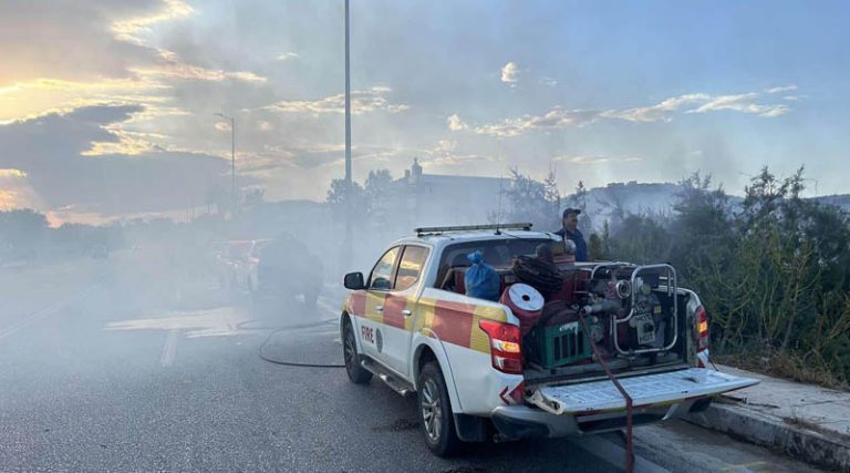Λαγονήσι: Καταστράφηκε ολοσχερώς κοντέινερ από τη φωτιά στη Λεωφόρο Αθηνών – Σουνίου (φωτό)