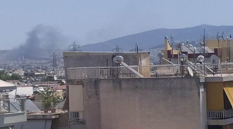 Φωτιά σε εγκαταλελειμμένο κτήριο στην Ευελπίδων – Ποιοι δρόμοι έχουν κλείσει! (φωτό)