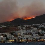 Υπό έλεγχο η φωτιά στη Σέριφο – Κάηκαν σπίτια!