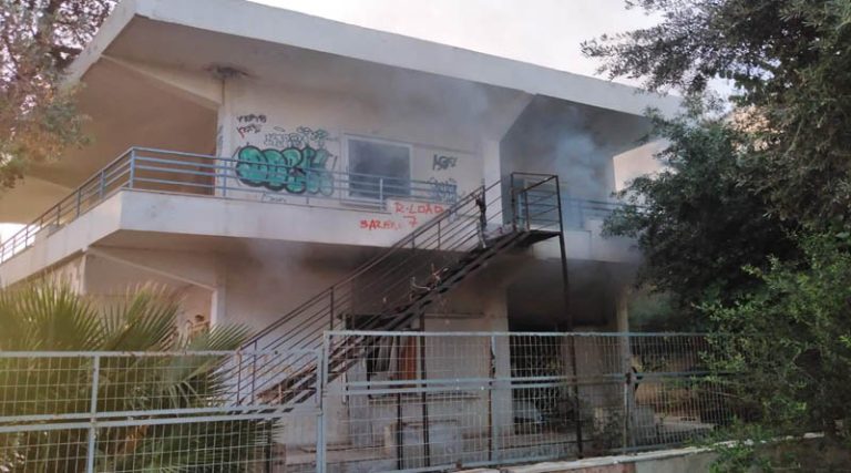 Βούλα: Φωτιά σε εγκαταλελειμμένο κτήριο – Απεγκλωβίστηκε ένα άτομο (φωτό)
