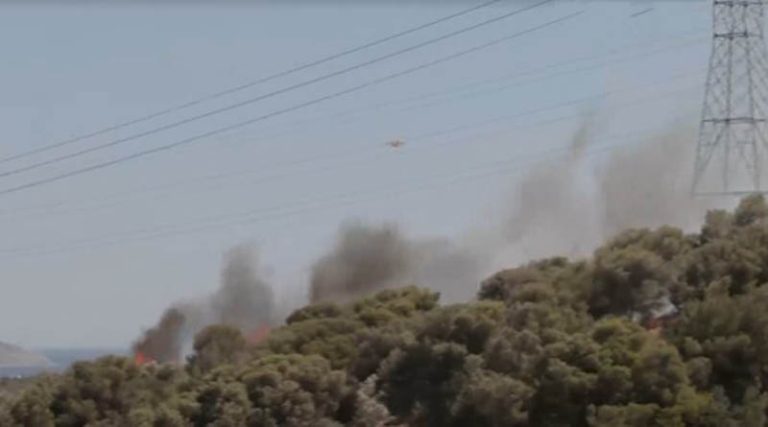Φωτιά στη Βάρης Κορωπίου: Στο νοσοκομείο δύο άτομα – Πότε θα κοπάσουν οι ισχυροί άνεμοι