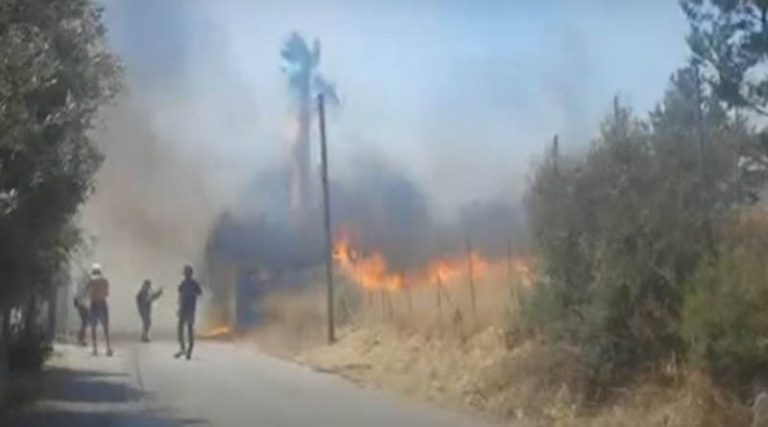 Φωτιά στη Βάρης – Κορωπίου: Συνεχίζεται η μάχη της κατάσβεσης – Ποιοι δρόμοι είναι κλειστοί