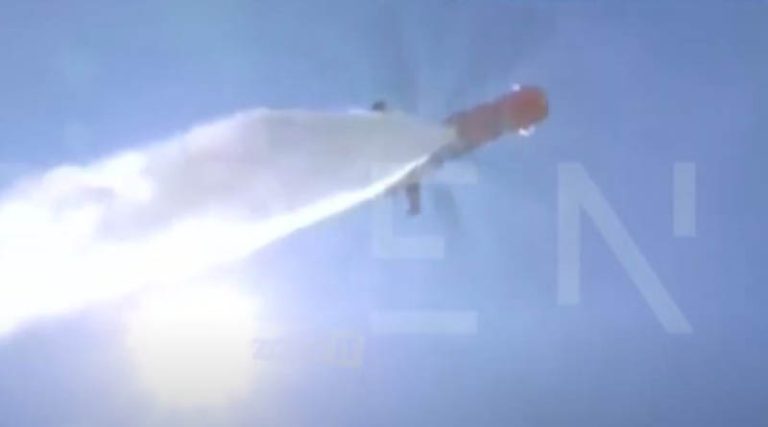 Φωτιά στη Βάρης Κορωπίου: Η στιγμή ελικόπτερο αδειάζει το νερό πάνω σε τηλεοπτικό συνεργείο! (βίντεο)
