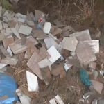 Γέρακας: Μπάζα, σκουπίδια, σπασμένα μπουκάλια και εύφλεκτα πλαστικά πεταμένα σε οικόπεδα – Πότε λήγει η προθεσμία για τον καθαρισμό τους