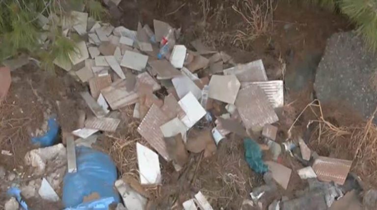 Γέρακας: Μπάζα, σκουπίδια, σπασμένα μπουκάλια και εύφλεκτα πλαστικά πεταμένα σε οικόπεδα – Πότε λήγει η προθεσμία για τον καθαρισμό τους